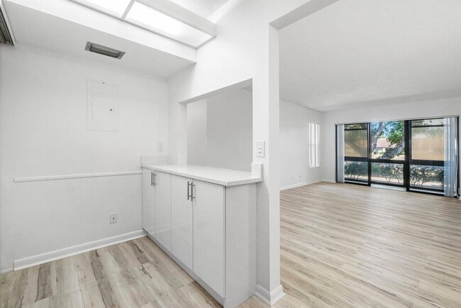 Building Photo - 723 Sunny Pine Way