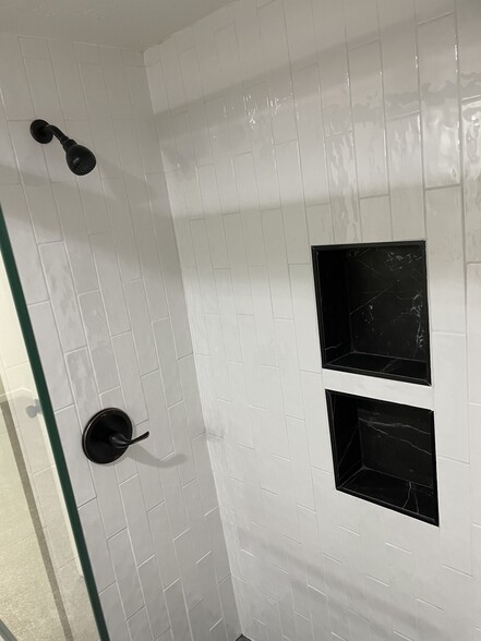 New showed - 125 E 1st Ave