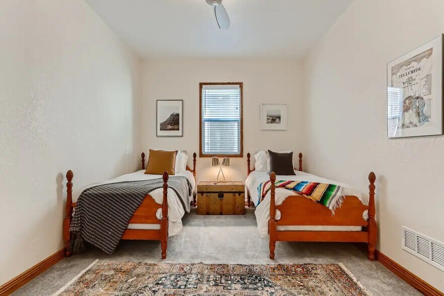 Building Photo - 973 Galapago St