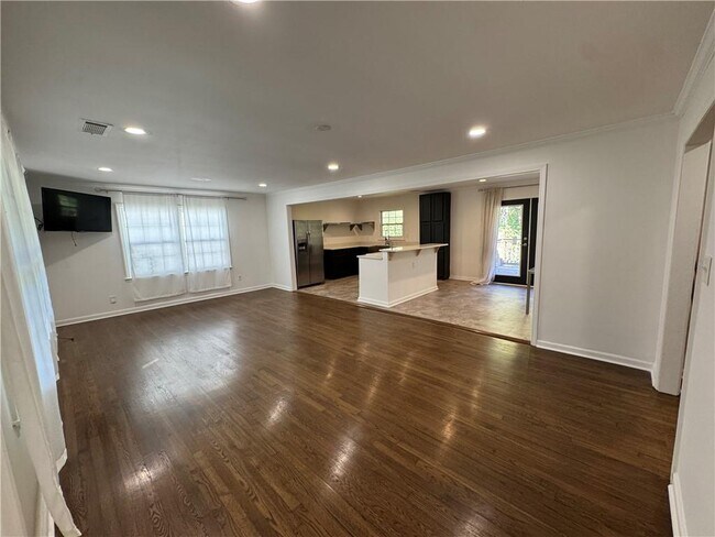 Building Photo - 995 Fleetwood Cir SW