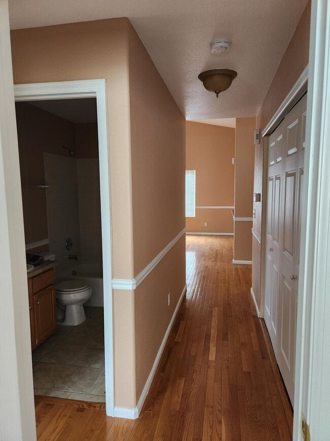 Building Photo - 3 Bedroom 2 full bathrooms in Brighton