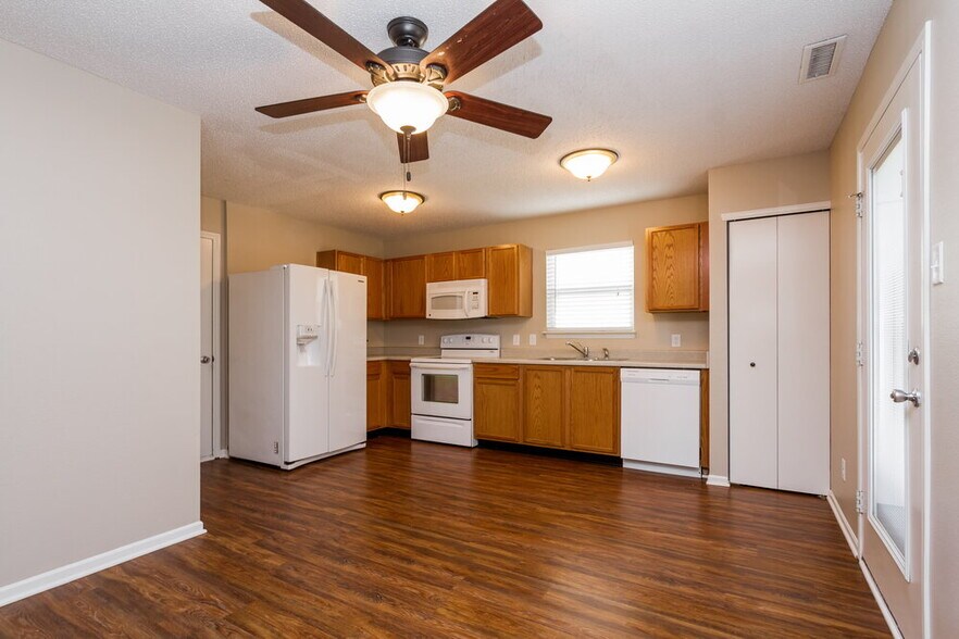 Building Photo - 2041 Dutch Elm Dr