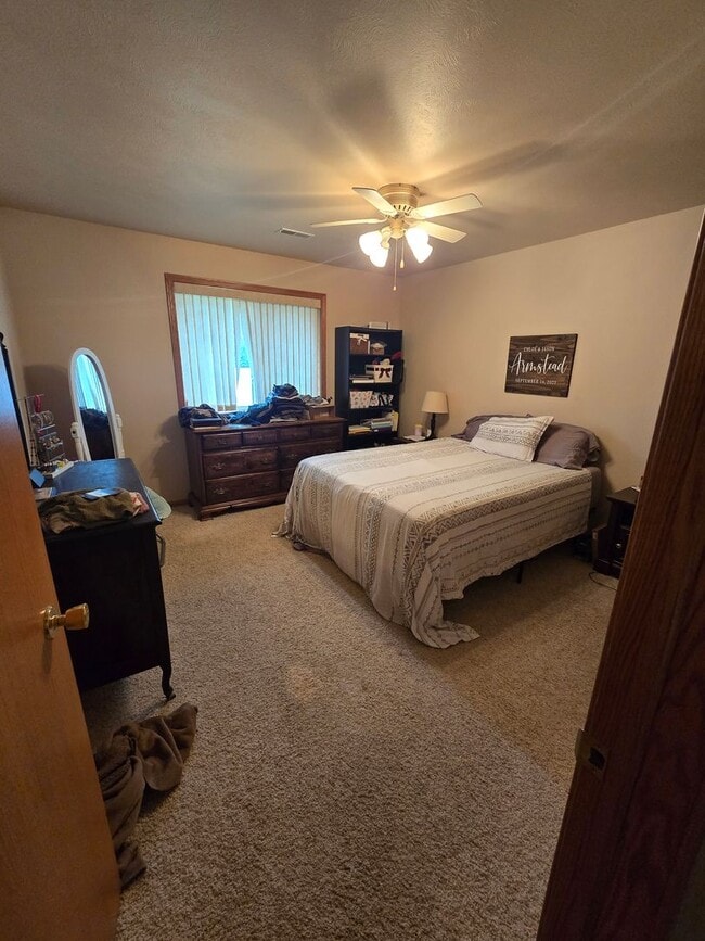 Building Photo - For Rent: 2 Bed / 2 Bath with 2-Car Garage...