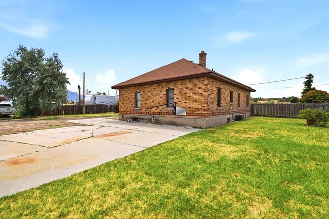 Building Photo - Unique Property for Lease – Office or Residential Opportunity