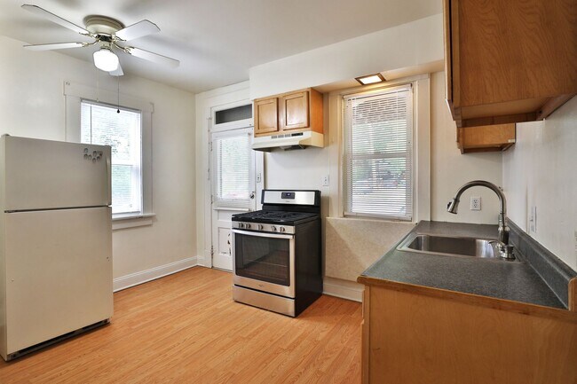 Building Photo - 4 Bedroom North Campus Newly Remodeled House with 2 Decks and Patio