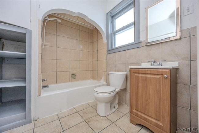 Building Photo - 68 Sirret St