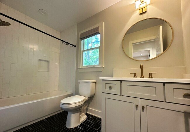 Building Photo - Gorgeous 3 Bedroom Cottage Style Home