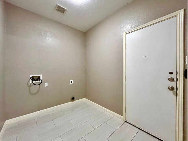 Building Photo - 13012 Kenswick Dr