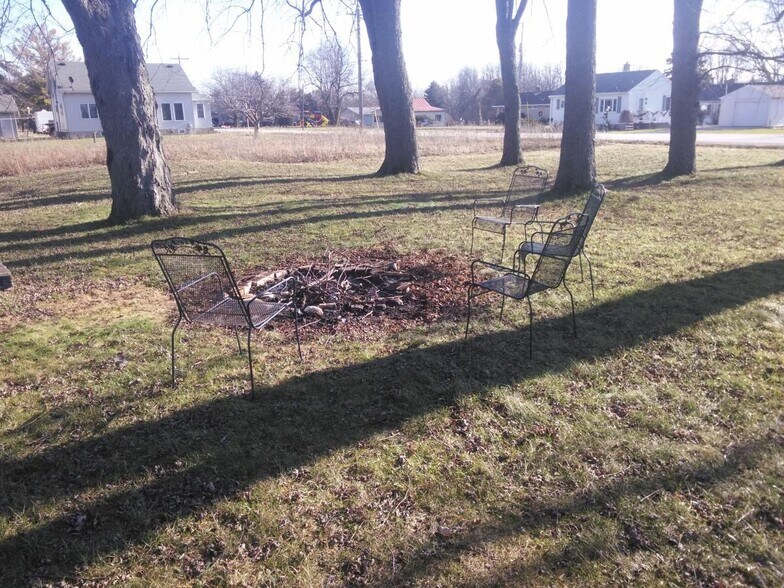 1.5 acre yard - 4130 Clover Rd