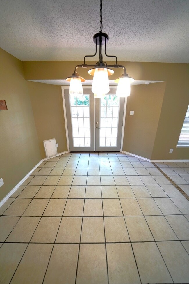 Building Photo - Updated Single Story in Schertz! Realtor Commission: $500