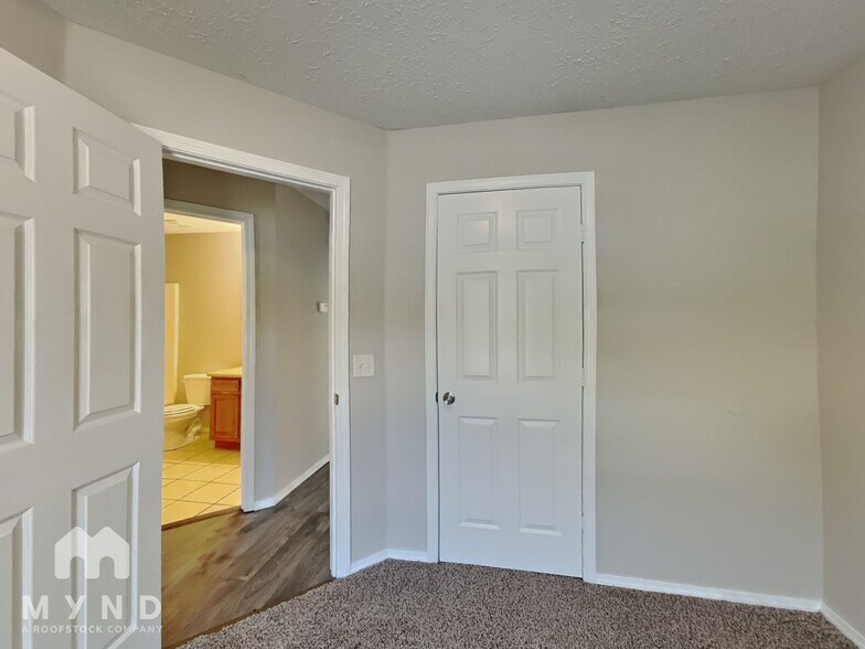 Building Photo - 416 E Denton Cir