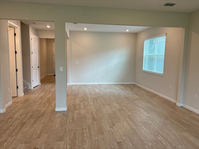 Building Photo - Spacious 5-Bedroom Home for Rent in Lake P...
