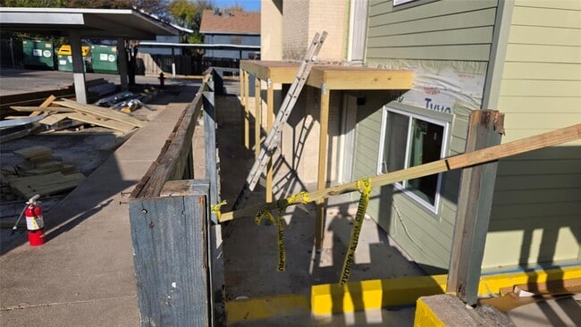 Building Photo - 2124 Burton Dr