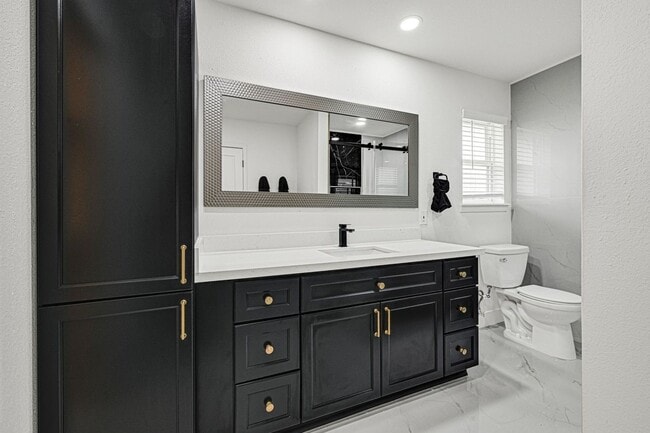 Building Photo - 2415 Moss Hill Dr