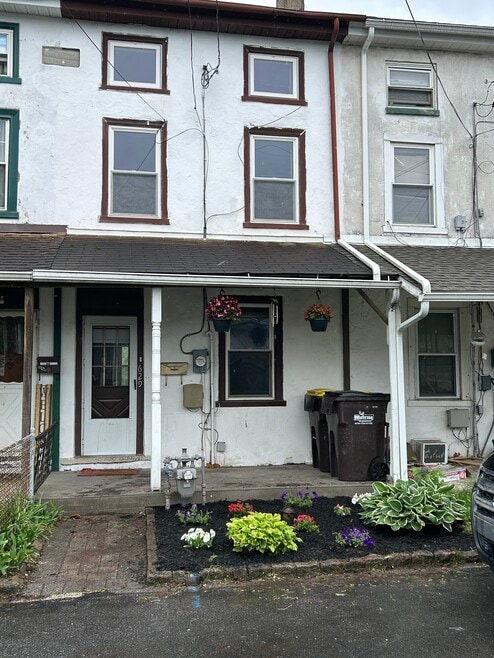 Building Photo - 629 Summit St