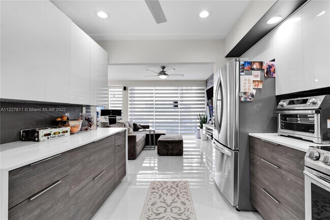 Building Photo - 9179 Fontainebleau Blvd