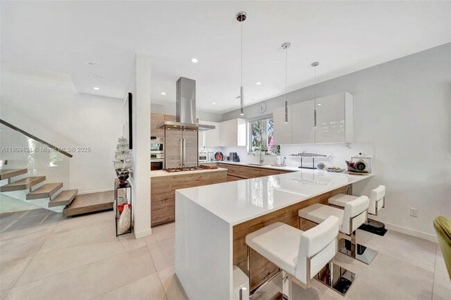 Building Photo - 544 N Victoria Park Rd