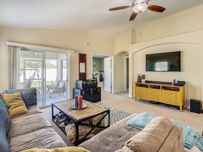 Building Photo - Three Bedrooms Plus private office.