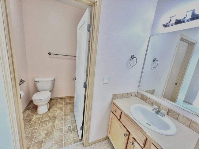 Building Photo - Move-In Ready Puyallup Townhome – Central Location, Easy Commute