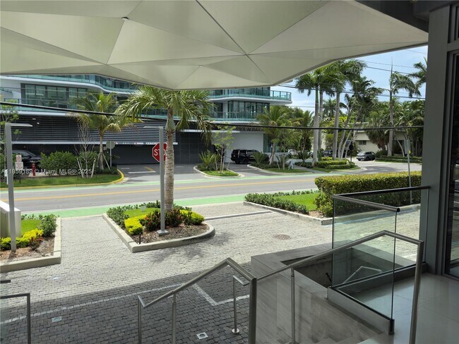 Building Photo - 9940 W Bay Harbor Dr
