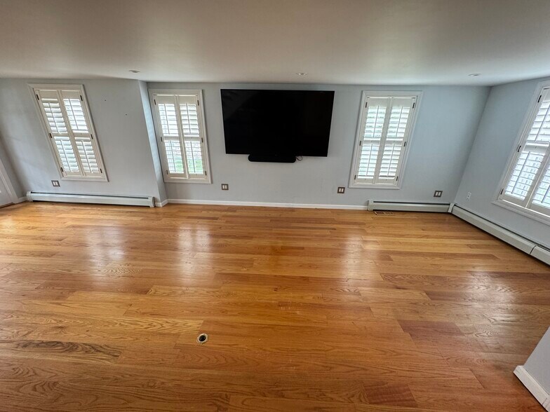 Building Photo - 5 Pearl St