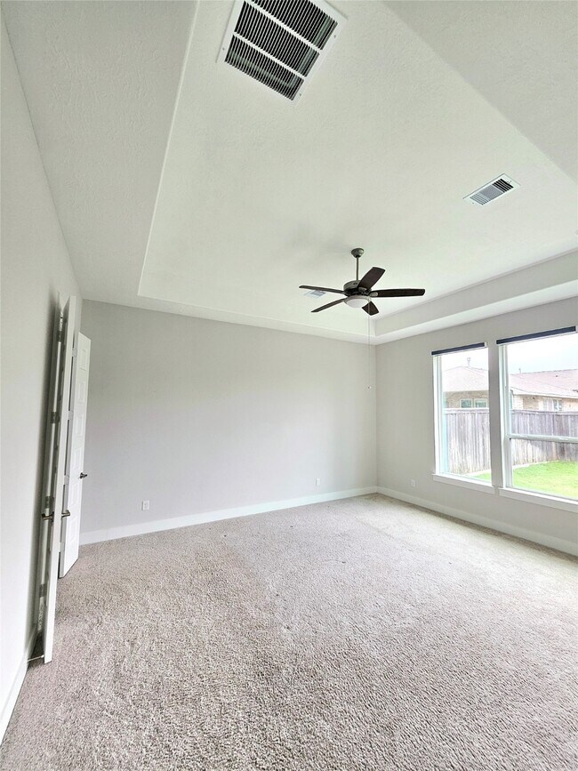 Building Photo - 15822 Pilot Knob Dr
