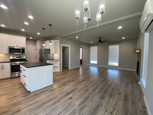 Building Photo - Stunning 3 bed 2.5 bath for rent in Coweta!!