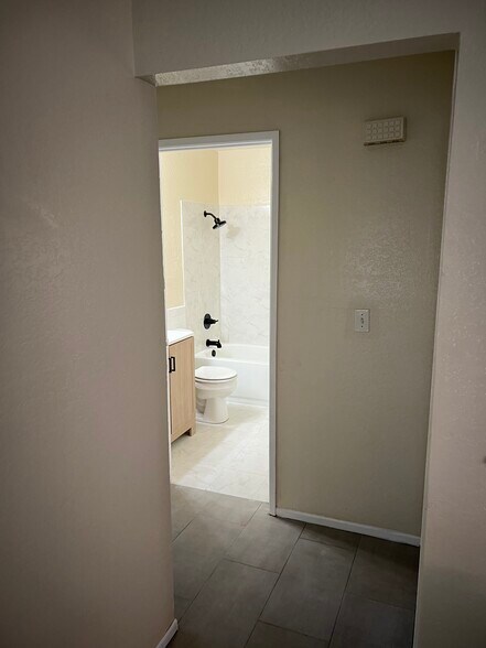 Building Photo - 120 Avenida Las Brisas