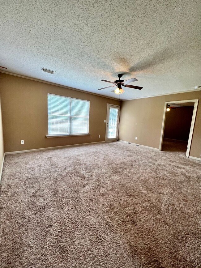 Building Photo - Home in Cottondale! Available to View Now!!!