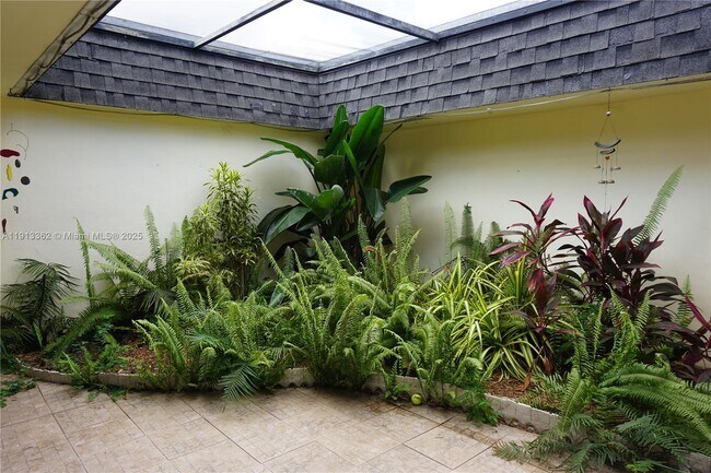 Building Photo - 4511 King Palm Dr