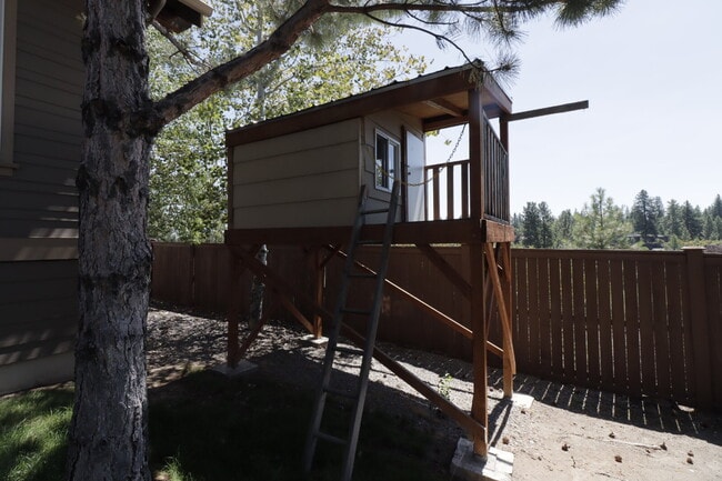 Building Photo - Modern Design Meets Mountain Living on Ben...