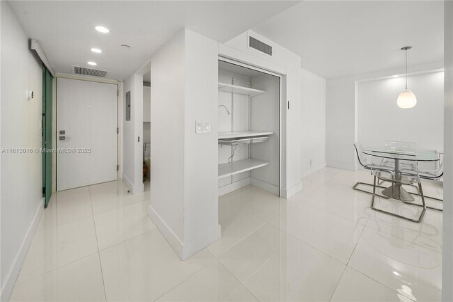 Building Photo - 2555 Collins Ave