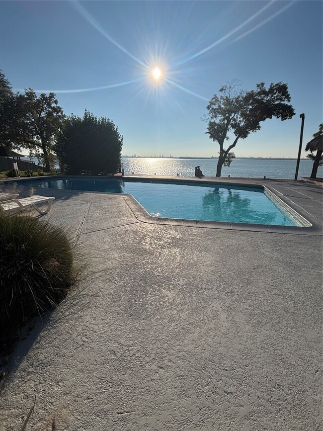 Building Photo - 2 Bayvilla Dr