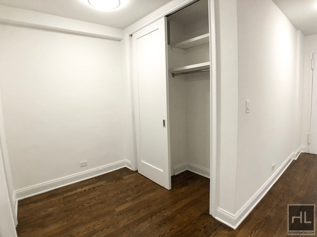 Building Photo - 5 AVENUE