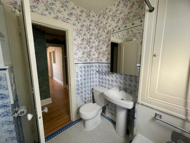 Building Photo - Incredible Lake Views-Spacious 6 Bedroom Home