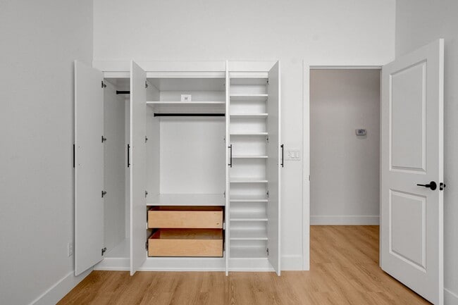 Building Photo - Popular Seven Hills Area, 1-Story, Complet...
