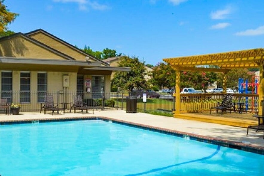 Primary Photo - The Fairways Apartments - Specials Available