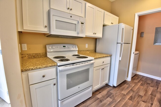 Building Photo - Second Floor Front View 2 Bedroom in a Gated Community!