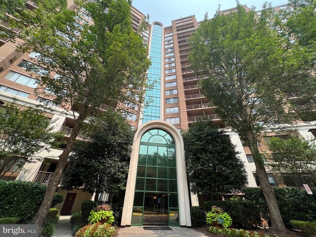 Building Photo - 10101 Grosvenor Pl