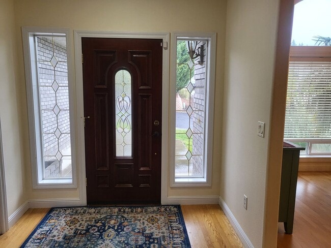 Building Photo - 5 bed 3 bath