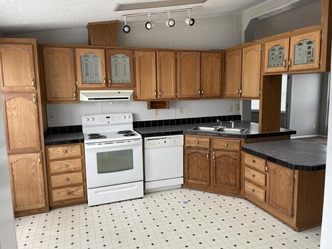 Building Photo - 398 E Hemlock Dr