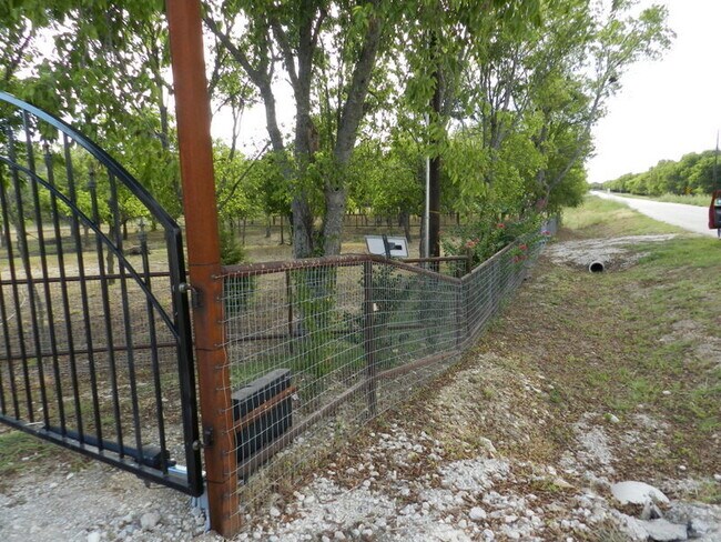 Building Photo - 2/2 Stone Stand Alone Apartment - RV HOOK ...