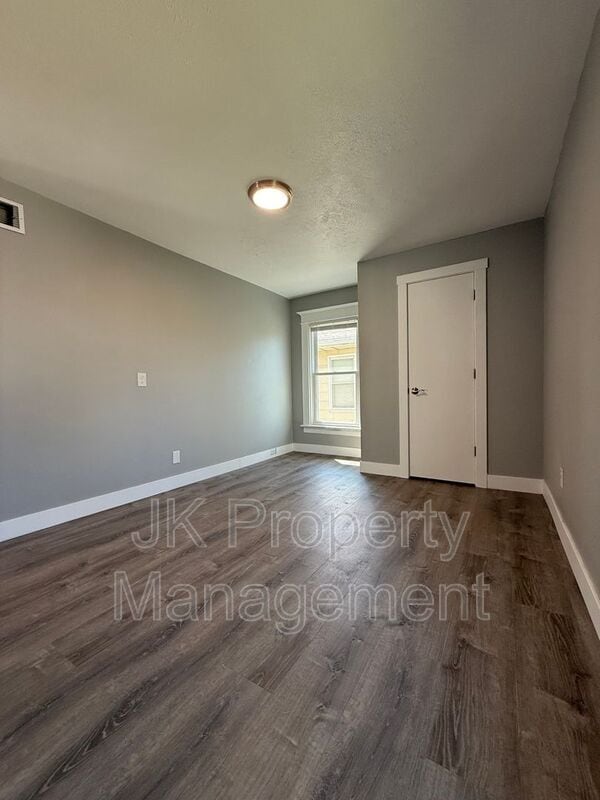 Building Photo - 913 5th Ave N