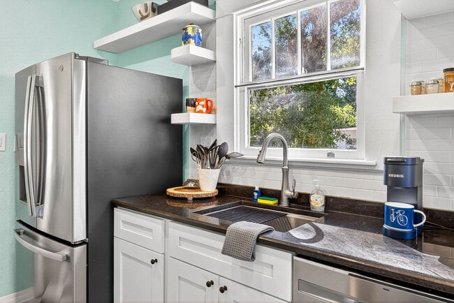 Building Photo - 3321 W San Juan St