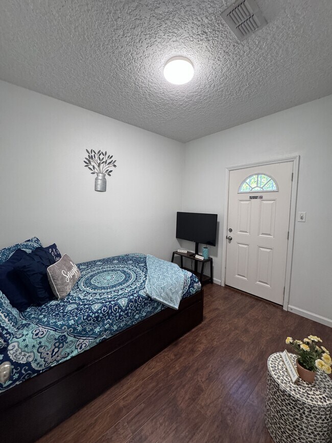 Building Photo - 1100 Century Oaks Dr