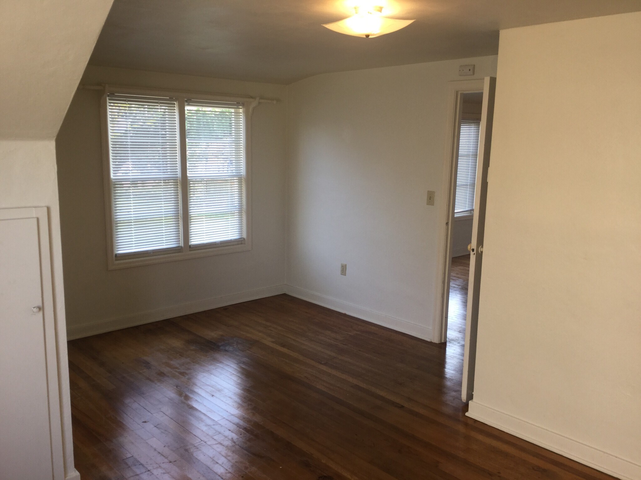 Building Photo - 1010 E 2nd St