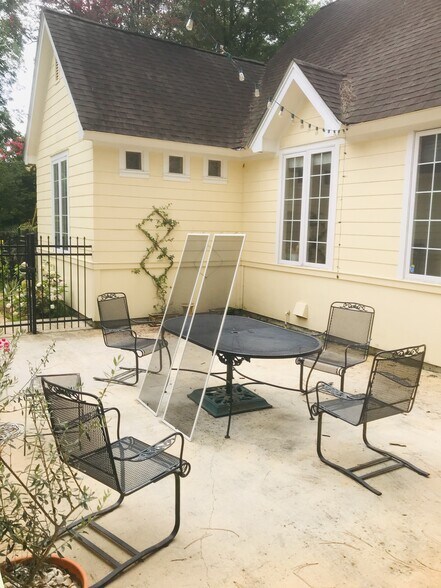 Building Photo - 2528 Myrtle Ave