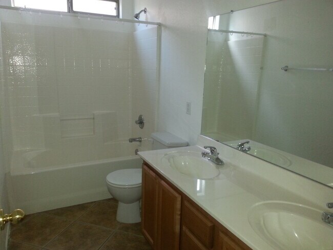 Building Photo - Rare 6 Bed, 3.5 Bath Home in San Tan Valley