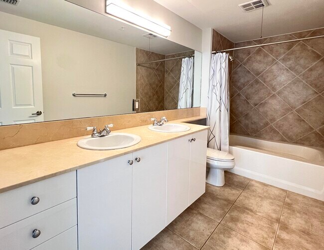 Building Photo - 806 E Windward Way