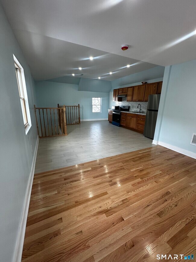 Building Photo - 185 Alpine St